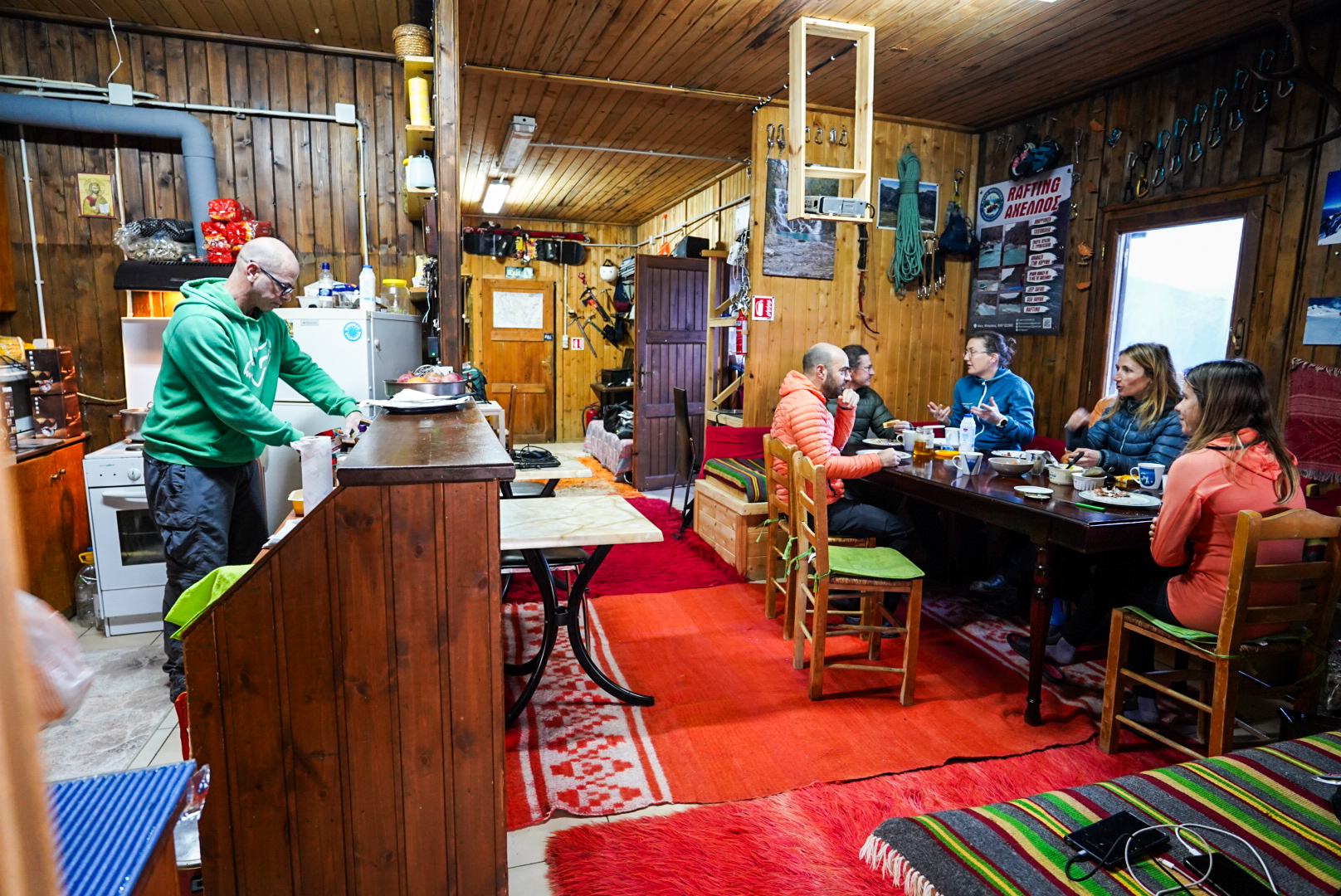 Tablee en cuisine, tzoumerka — secteur theodoriana, lors d’une itinérance à ski en Grèce.